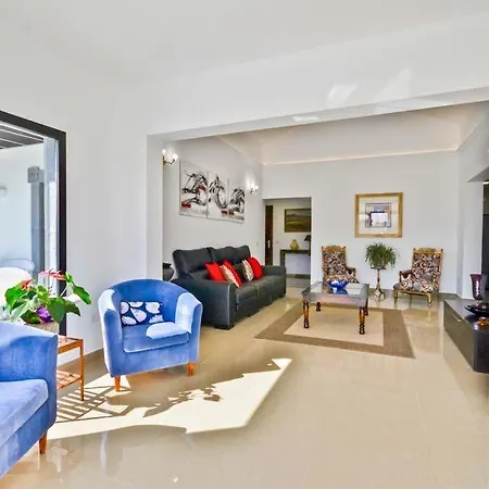 Playa Blanca Sleeps 6 Pool Air Con Wifi Villa