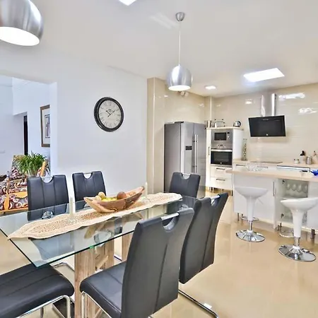 Playa Blanca Sleeps 6 Pool Air Con Wifi