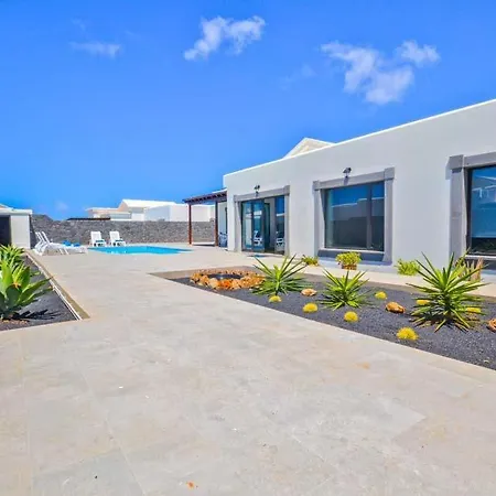 Playa Blanca Sleeps 6 Pool Air Con Wifi Villa
